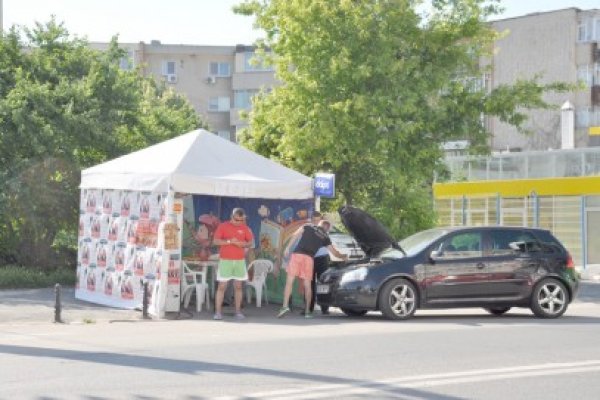 Tusac spală şi parbrizele maşinilor, numai să fie votat